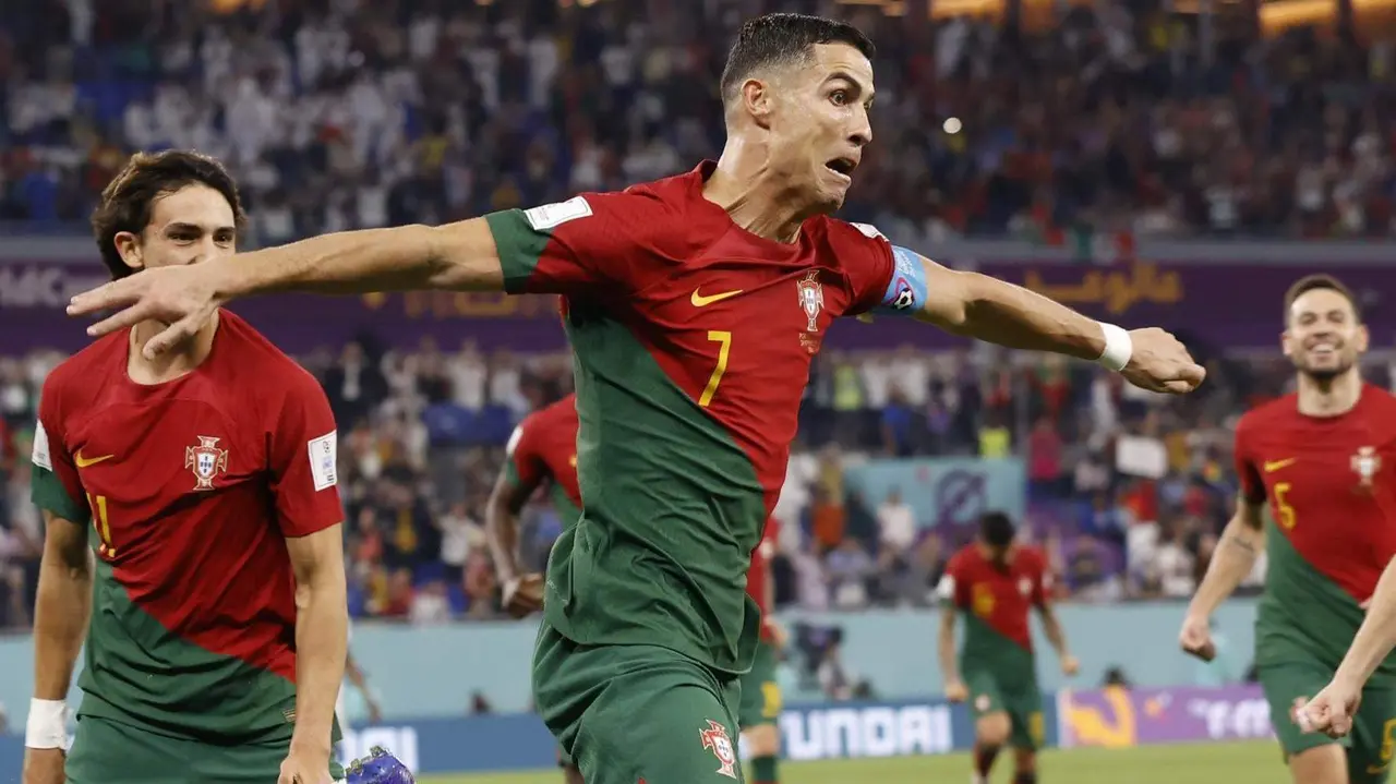 Cristiano Ronaldo celebra el 1-0 por penalti durante el partido del grupo H del Mundial de Qatar 2022 entre Portugal y Ghana en el estadio 947 de Doha. EFE/EPA/Rolex de la Peña
