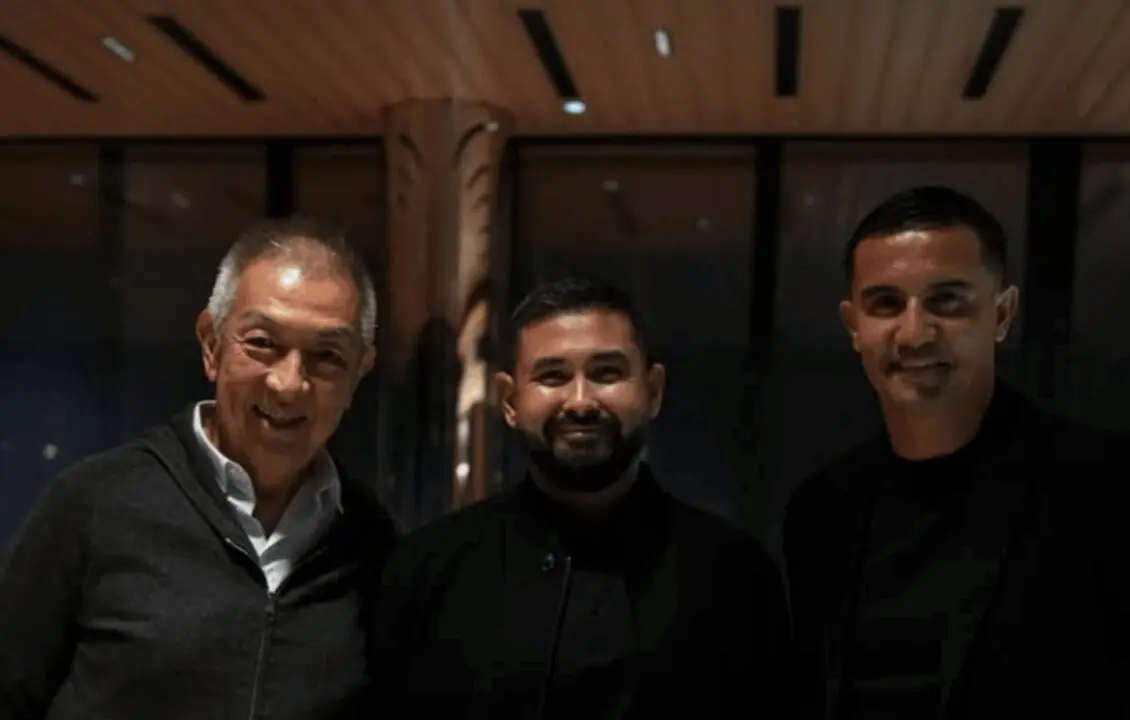 Peter Lim con el Príncipe de Johor y Tim Cahill