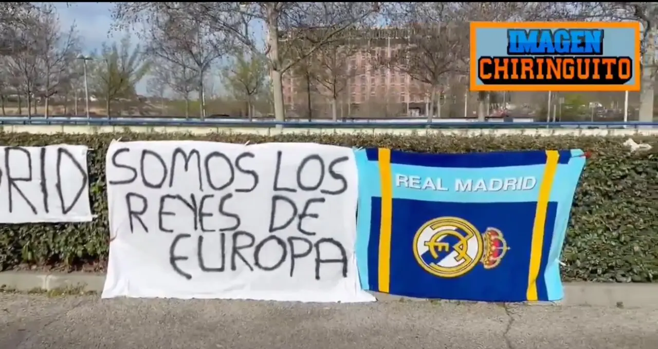 Los aficionados del Real Madrid ponen dos pancartas y una toalla en Valdebebas antes del partido de Copa del Rey