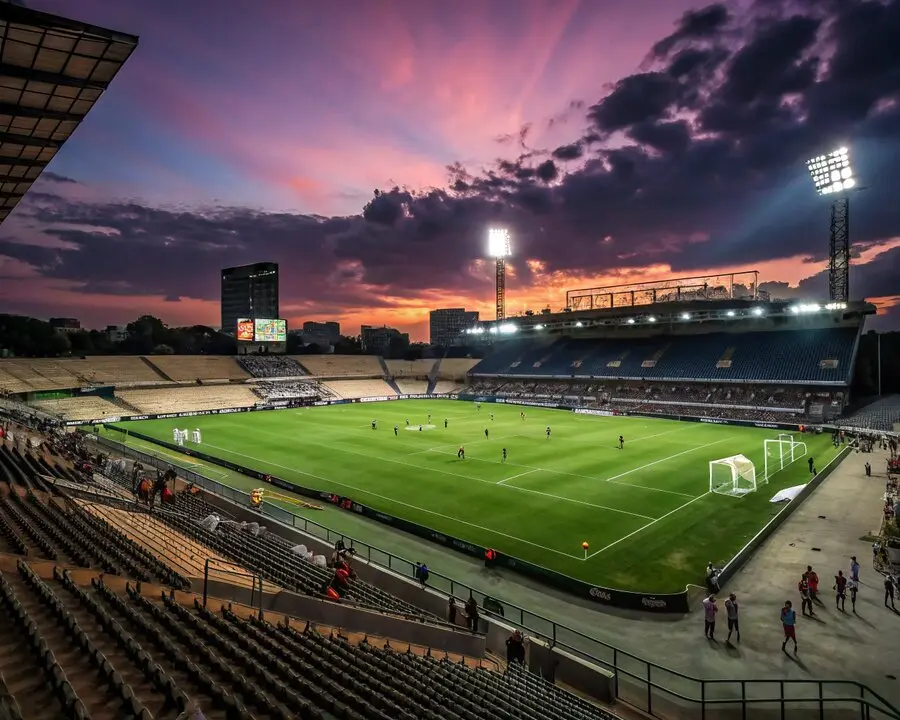 Análisis detallado del choque entre Real Madrid y Arsenal en la Champions League, destacando las bajas, las cuotas deportivas y las estrategias tácticas.