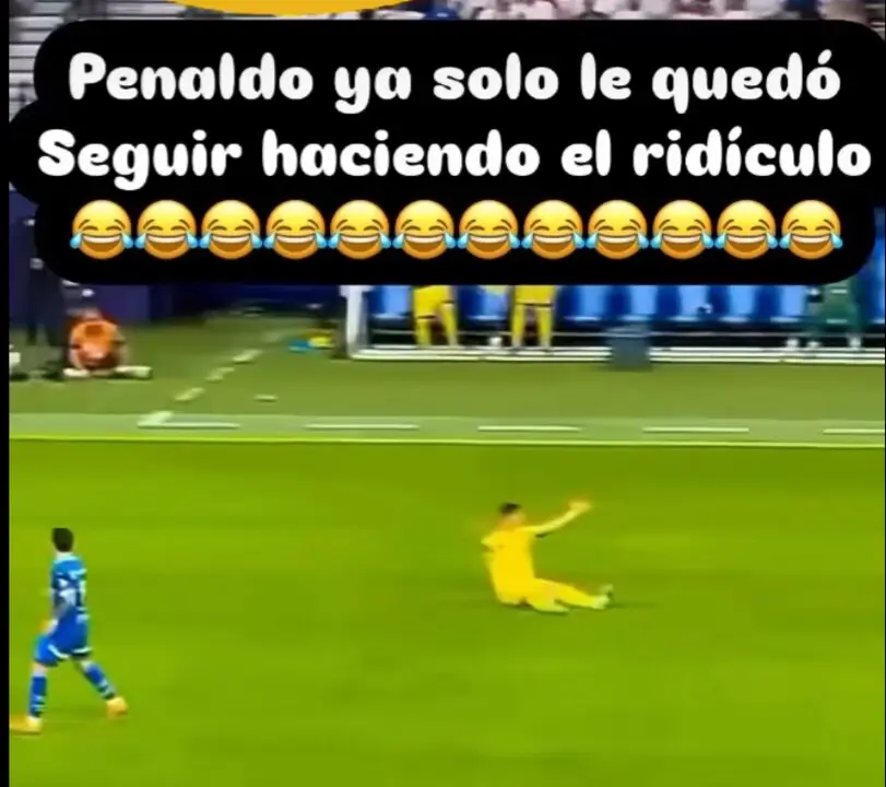 Cristiano Ronaldo se tropieza en pleno partido y hace el ridículo al exigirle al árbitro