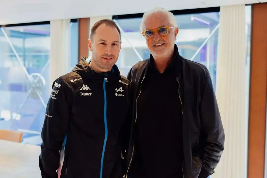 <font style="vertical-align: inherit;"><font style="vertical-align: inherit;">Oliver Oakes y Flavio Briatore </font></font>