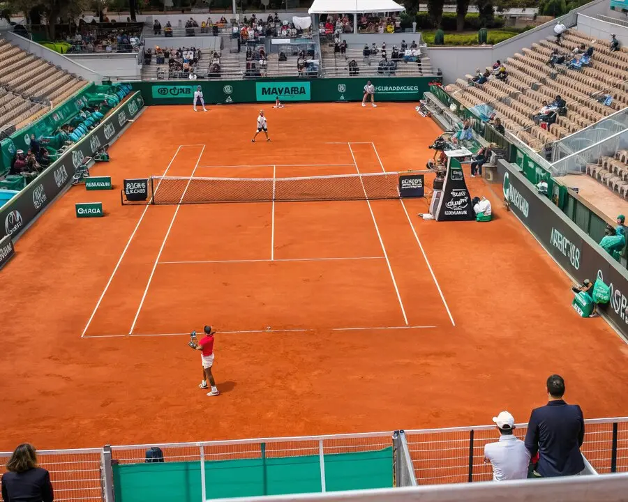 Análisis detallado y recomendaciones de apuestas para el enfrentamiento entre Giulio Zeppieri y Carlos Alcaraz en Roland Garros 2025.