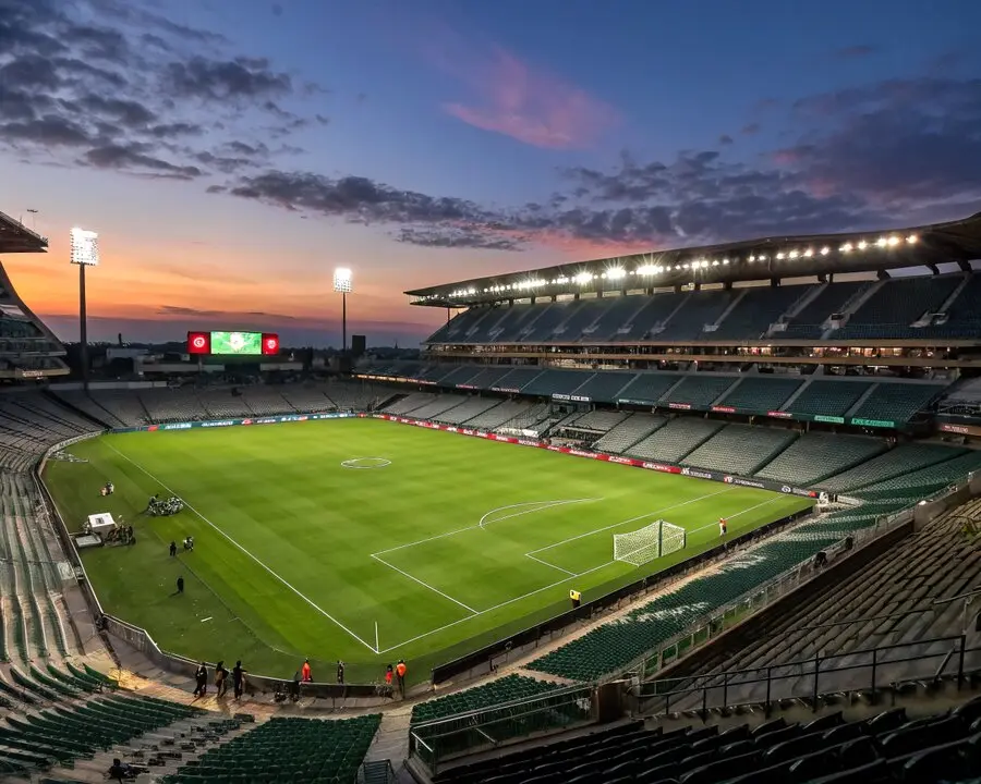 Análisis profundo del nombramiento de Xabi Alonso al banquillo del Real Madrid y el panorama de apuestas deportivas tras una temporada llena de altibajos.