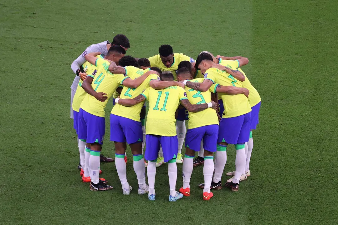 Lusail (Qatar), 24/11/2022.- Players of Brazil huddle ahead of the FIFA World Cup 2022 group G soccer match between Brazil and Serbia at Lusail Stadium in Lusail, Qatar, 24 November 2022. (Mundial de Fútbol, Brasil, Estados Unidos, Catar) EFE/EPA/Ali Haider