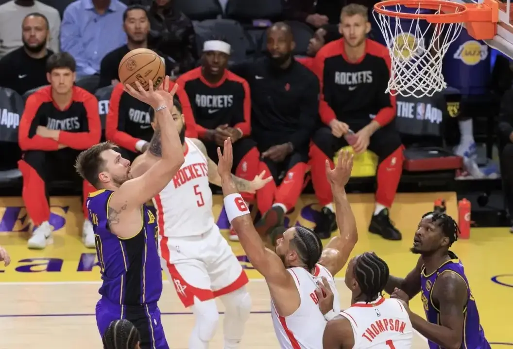 Luka Doncic lanza a canasta en suspensión cerca del aro de los Rockets.EFE