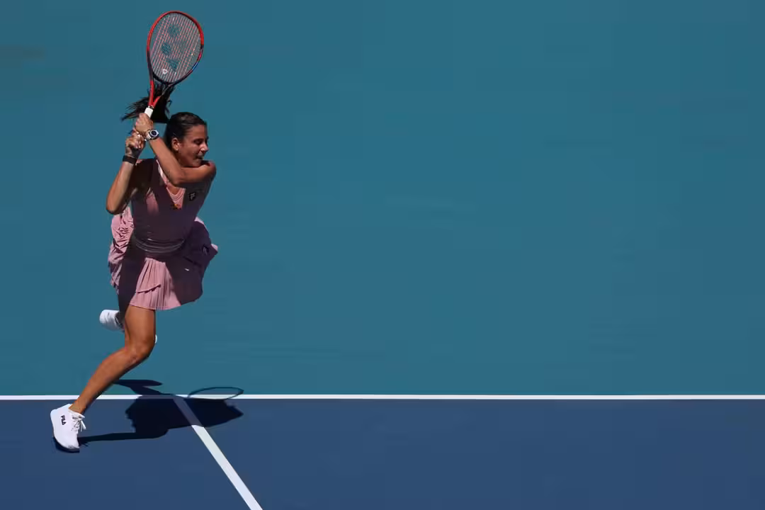 Emma Navarro golpea de revés a Emma Raducanu en el cuarto día del Abierto de Miami - Reuters