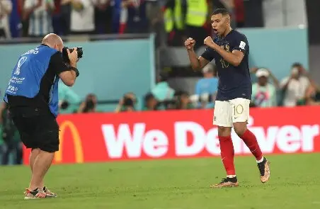 Doha (Qatar), 26/11/2022.- Kylian Mbappe of France celebrates after the FIFA World Cup 2022 group D soccer match between France and Denmark at Stadium 947 in Doha, Qatar, 26 November 2022. (Mundial de Fútbol, Dinamarca, Francia, Catar) EFE/EPA/Tolga Bozoglu