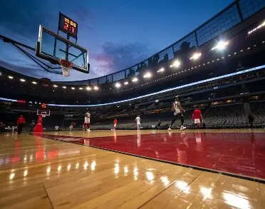 Pronóstico y análisis del partido entre Golden State Warriors y Minnesota Timberwolves. Descubre cuotas, estrategias y datos claves para apostar en los Playoffs de la NBA.