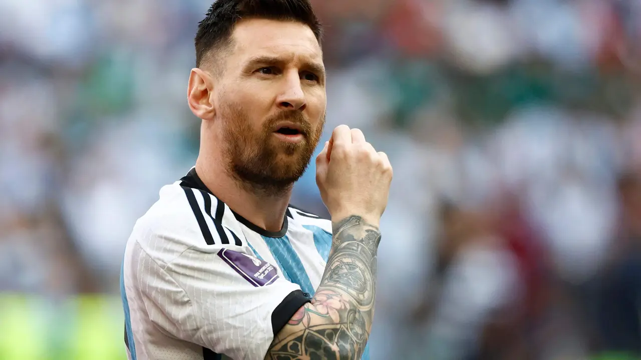 Lionel Messi de Argentina forma, en un partido de la fase de grupos del Mundial de Fútbol Qatar 2022 entre Argentina y Arabia Saudita en el estadio de Lusail (Catar). EFE/ Rodrigo Jiménez
