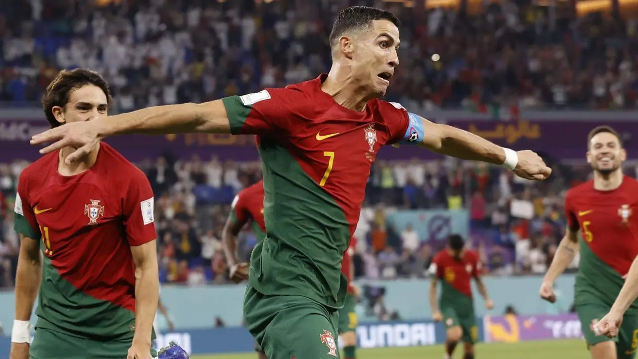Cristiano Ronaldo celebra el 1-0 por penalti durante el partido del grupo H del Mundial de Qatar 2022 entre Portugal y Ghana en el estadio 947 de Doha. EFE/EPA/Rolex de la Peña