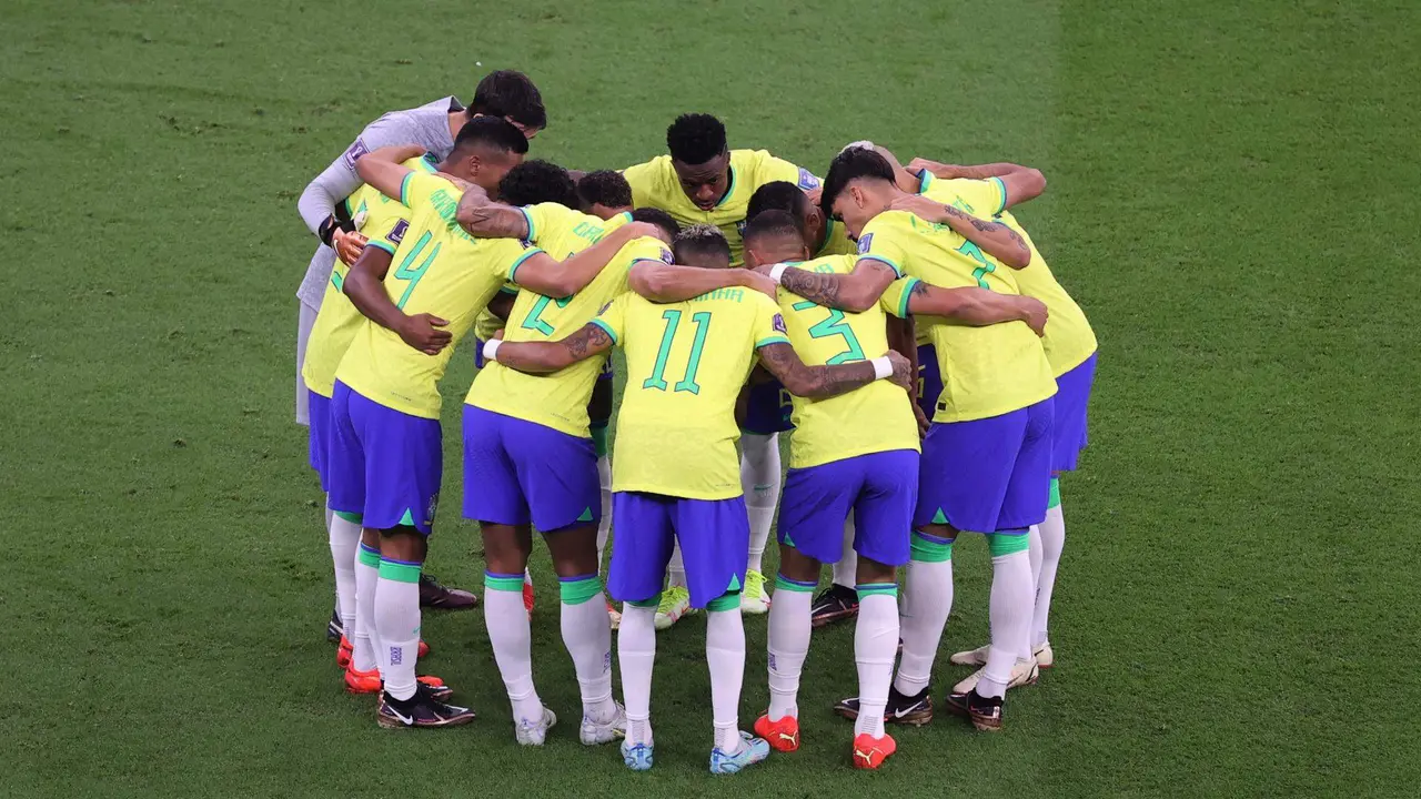 Lusail (Qatar), 24/11/2022.- Players of Brazil huddle ahead of the FIFA World Cup 2022 group G soccer match between Brazil and Serbia at Lusail Stadium in Lusail, Qatar, 24 November 2022. (Mundial de Fútbol, Brasil, Estados Unidos, Catar) EFE/EPA/Ali Haider