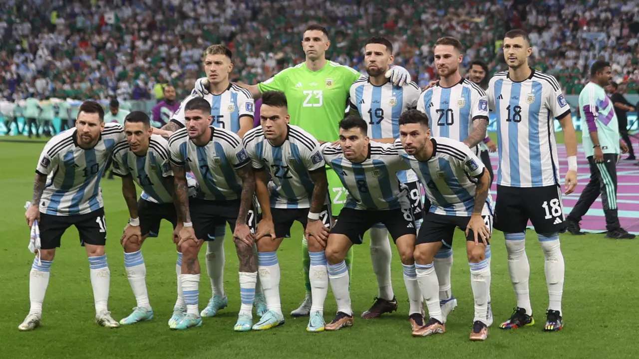 GR6023. LUSAIL (CATAR), 26/11/2022.- Jugadores de Argentina posan hoy, en un partido de la fase de grupos del Mundial de Fútbol Qatar 2022 entre Argentina y México en el estadio de Lusail (Catar). EFE/ Juan Ignacio Roncoroni