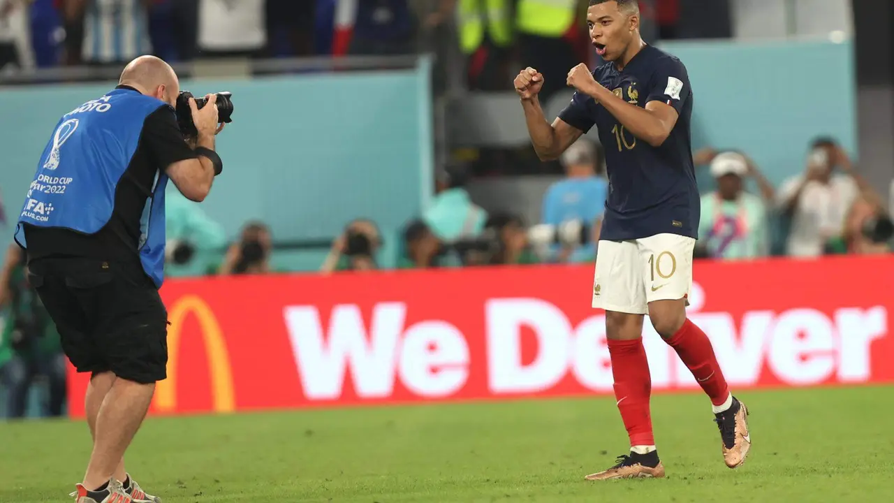 Doha (Qatar), 26/11/2022.- Kylian Mbappe of France celebrates after the FIFA World Cup 2022 group D soccer match between France and Denmark at Stadium 947 in Doha, Qatar, 26 November 2022. (Mundial de Fútbol, Dinamarca, Francia, Catar) EFE/EPA/Tolga Bozoglu