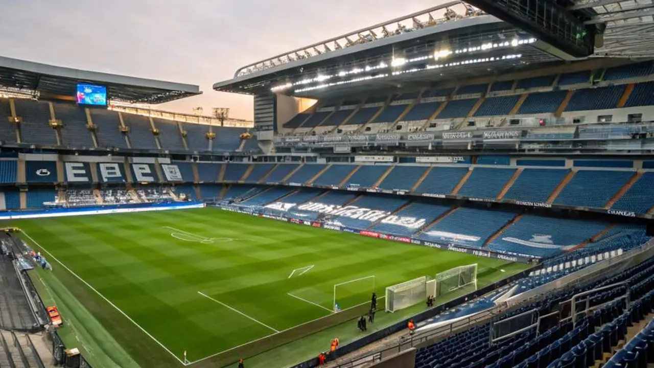 Explora cómo el Real Madrid planea revitalizar el Santiago Bernabéu tras la suspensión de conciertos, con innovaciones acústicas y estrategias de entretenimiento.