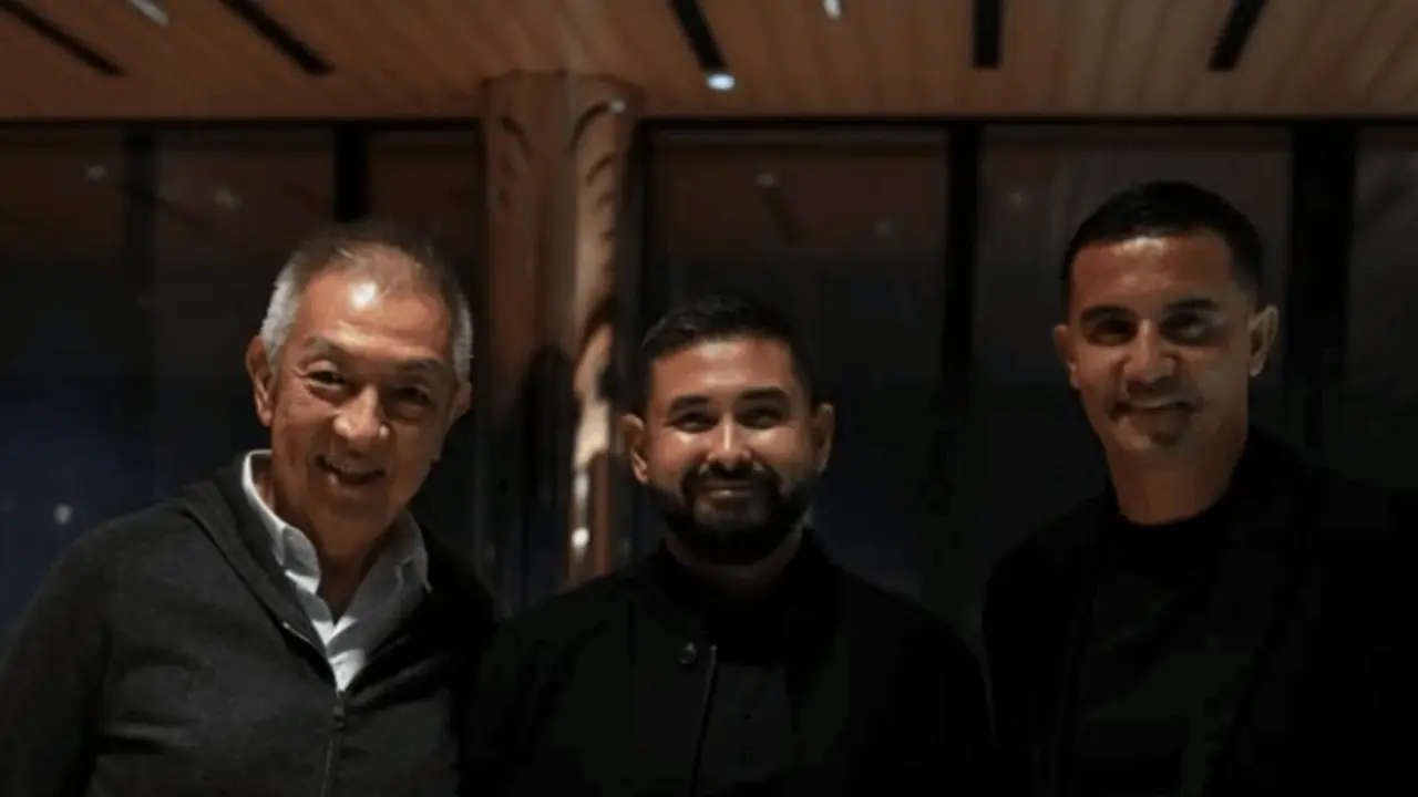 Peter Lim con el Príncipe de Johor y Tim Cahill