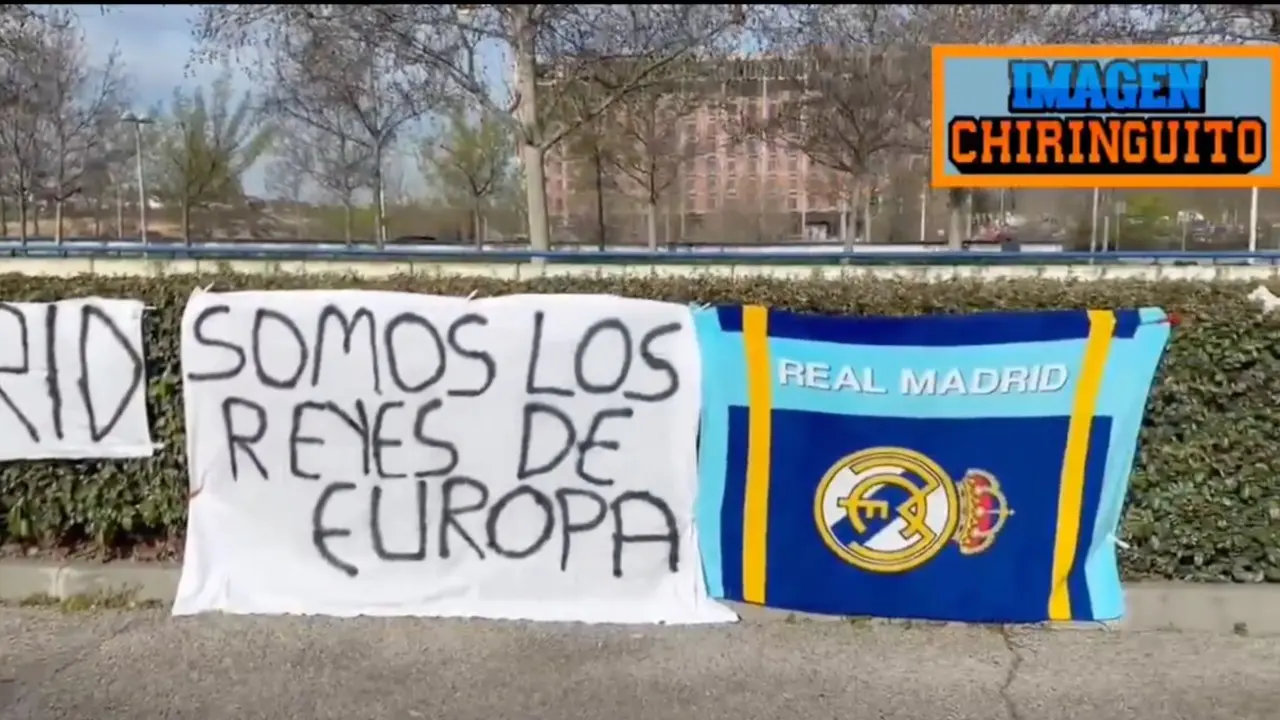 Los aficionados del Real Madrid ponen dos pancartas y una toalla en Valdebebas antes del partido de Copa del Rey