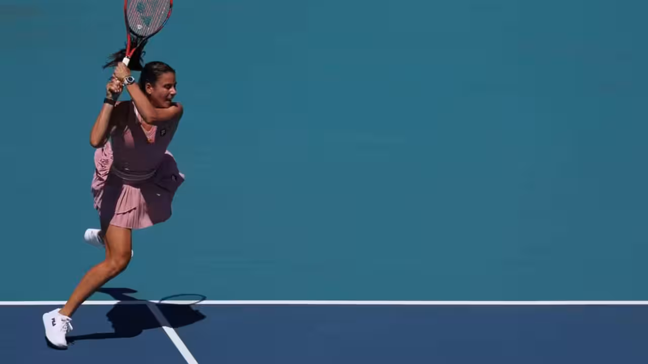 Emma Navarro golpea de revés a Emma Raducanu en el cuarto día del Abierto de Miami - Reuters