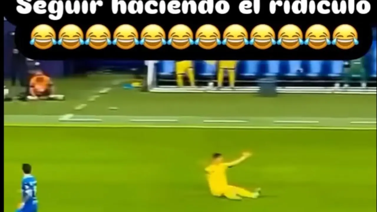 Cristiano Ronaldo se tropieza en pleno partido y hace el ridículo al exigirle al árbitro