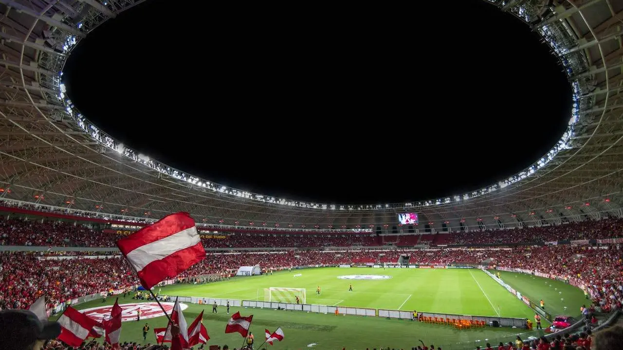 Vista de partida de futebol, esporte que requer estratégias e conhecimento para apostar. Confira!