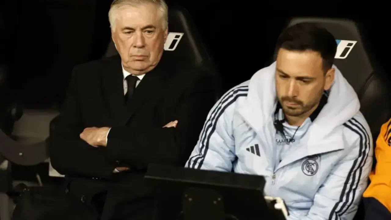 Ancelotti mira los datos de la pantalla de su hijo Davide en el partido ante el Leganés.ÁNGEL RIVERO
