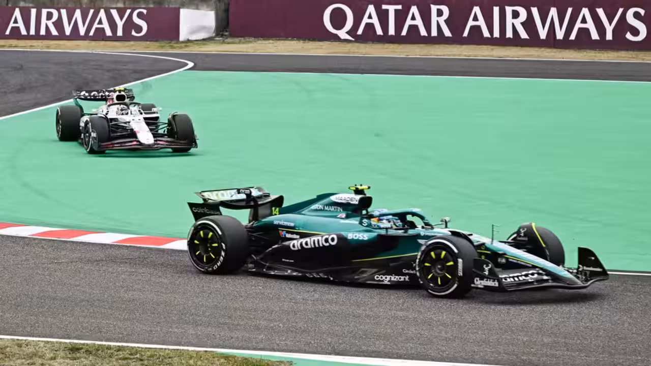 Fernando Alonso y Max Verstappen. Philip FONG/AFP