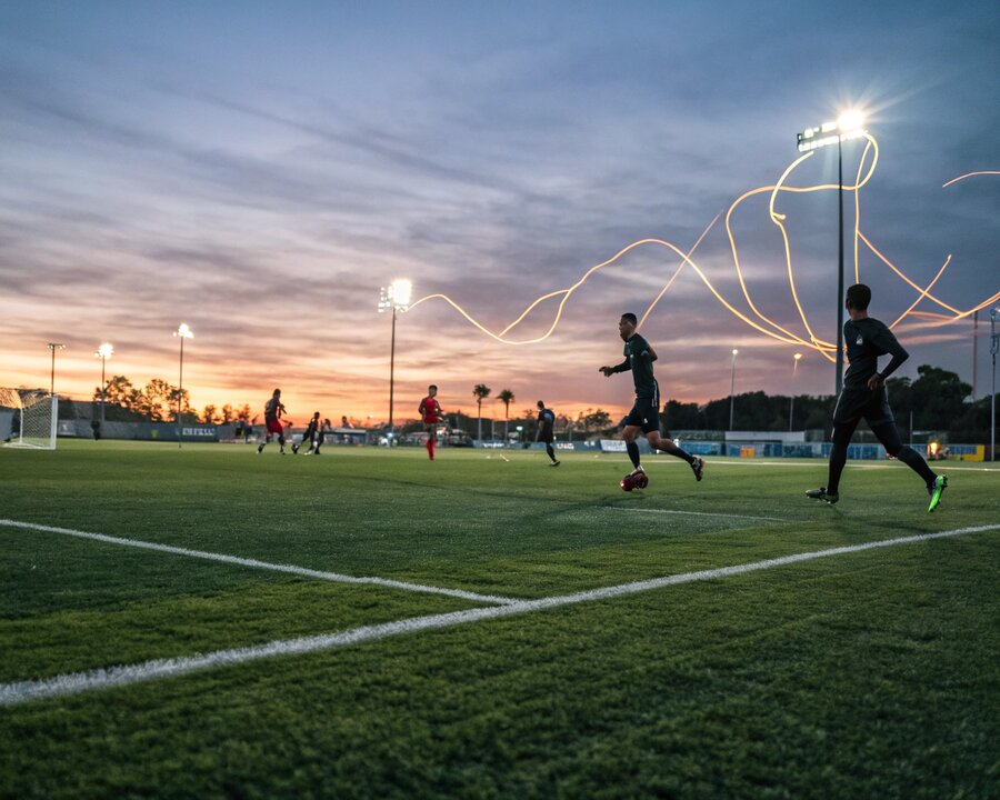 El artículo analiza en profundidad la transformación de Pedri, destacando su evolución táctica de organizador a jugador más llegador y su influencia tanto en la selección española como en el FC Barcelona, integrando detalles sobre cuotas deportivas en el contexto de apuestas.